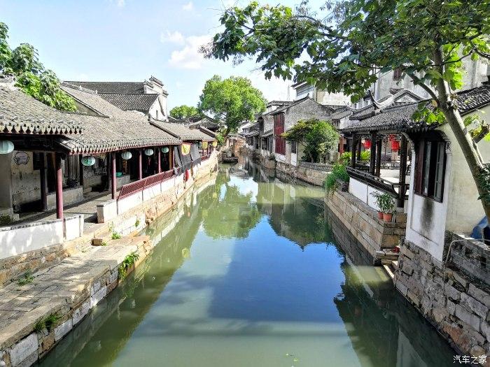 阿姨候车摔倒血流不止,市公卫中心护士跪地救助